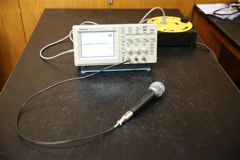 (3C55.70) Sound Waves Oscilloscope – TAMU Physics Lab Center