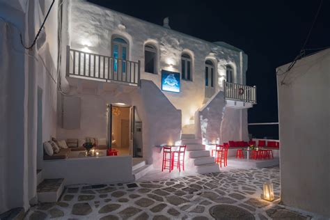 Best 4 Clubs in Paros, Greece | Greeka