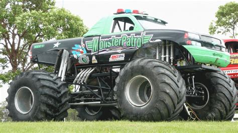 Monster Truck Racing HD Wallpaper - 9to5 Car Wallpapers