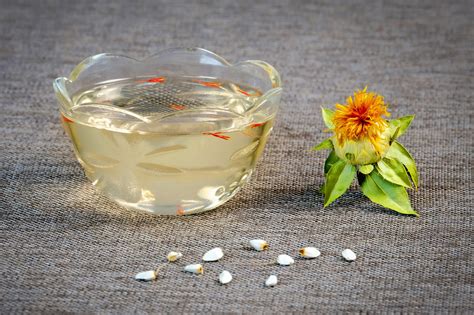 Safflower Oil: Benefits, Uses & Nutritional Values - Naturally Daily