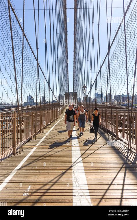 Brooklyn bridge pedestrian walkway High Resolution Stock Photography ...