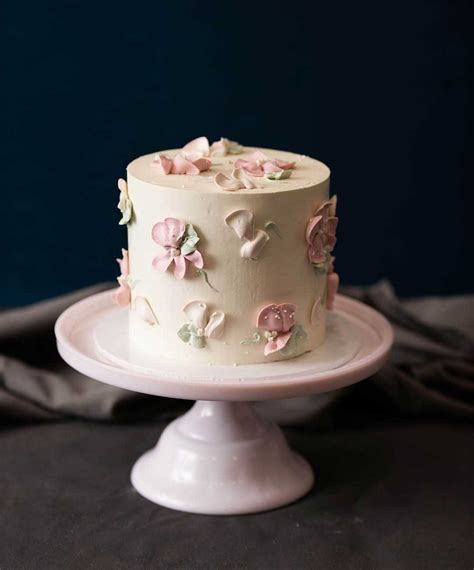 Piped floral buttercream cake – Ladybird Cakes