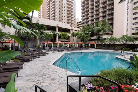 Hilton Hawaiian Village® Waikiki Beach Resort Tapa Pool Cabanas ...