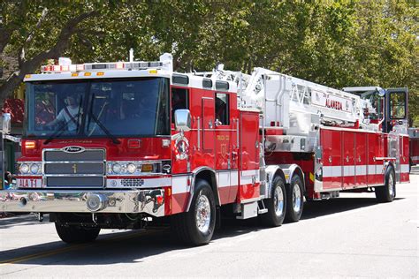 Por qué los camiones de bomberos americanos necesitan dos conductores