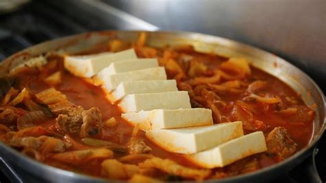 Kimchi stew (Kimchi-jjigae) recipe - Maangchi.com