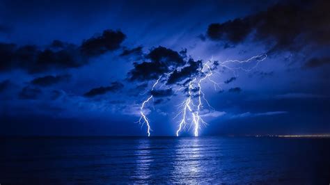 24 Lightning Bolt Wallpapers - Wallpaperboat