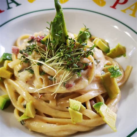 Gorgonzola-Speck Sauce mit Spaghetti und Avocado.