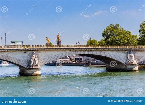 Pont Des Invalides Across the Seine in Paris, France Editorial Stock ...