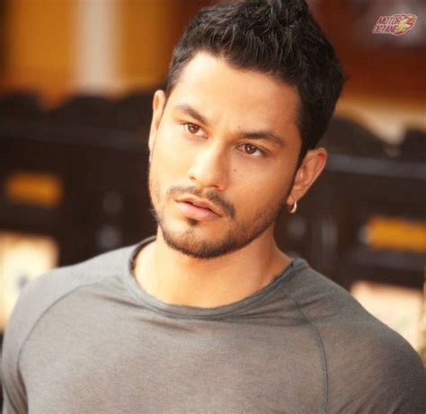 Actor Kunal Kemmu apologizes for not wearing a helmet » MotorOctane