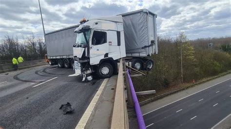 [UK] Lorry looses control over high bridge, close to catastrophe, shuts ...