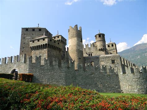 Fenis Castle, Val d'Aosta - Italy | Castelli, Architettura, Medievale