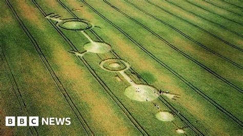 Display marks 25 years of crop circles study - BBC News