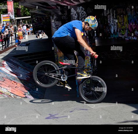 Bmx bike stunts hi-res stock photography and images - Alamy