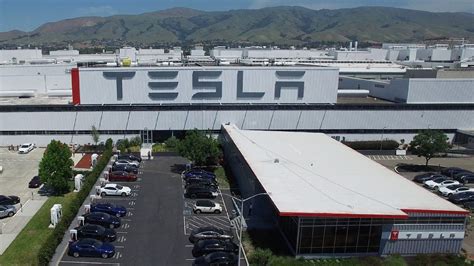 Tesla Factory Tour - Video - CNET