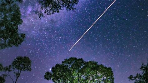 Shooting star caught on camera in spectacular sky over Australia Video ...