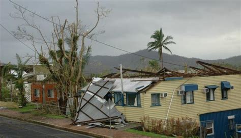 building-damage-cyclone-larry-queensland-2006.jpg