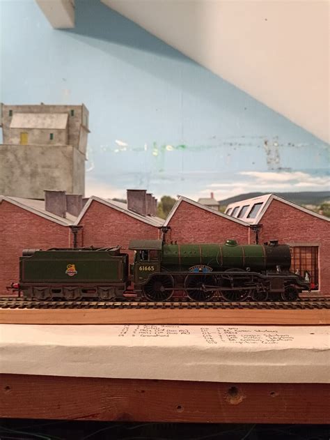 Hornby R3523 Class B17 61665 "Leicester City" BR green Early Crest ...