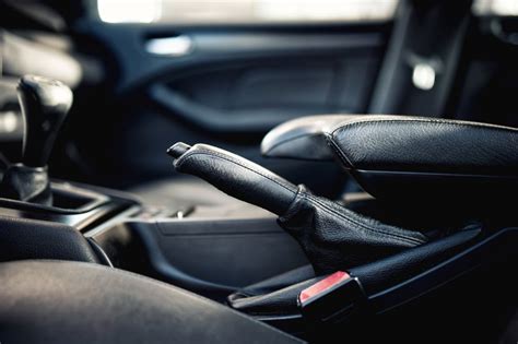 Handbrake User Guide: How and When to Use the Parking Brake » Oponeo.ie