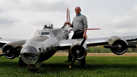 19 ft. B-17 "Flying Fortress" (Aluminum Overcast) | Rc planes, Radio ...