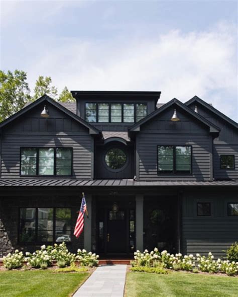 Blog about farmhouse: Sherwin Williams Modern Farmhouse Exterior Colors