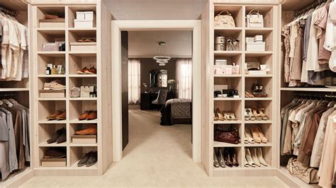 How do you lay out a walk-in closet? Expert organizers advise | Homes ...