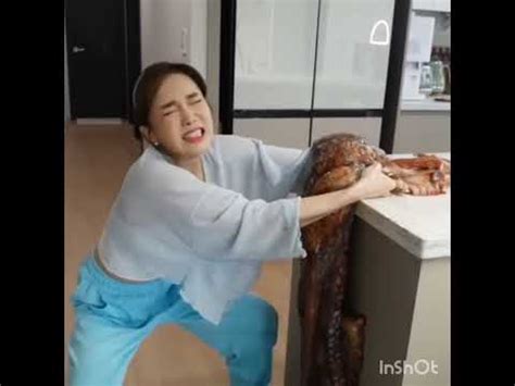 SSOYOUNG STRUGGLING A LOT WITH HUGE OCTOPUS 🐙🐙🐙 I MUKBANG SHORTS - YouTube