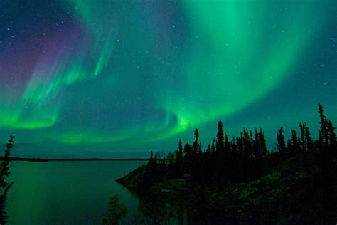 Aurora Borealis Canada | Yellowknife Northern Lights Tours | Explorer Hotel