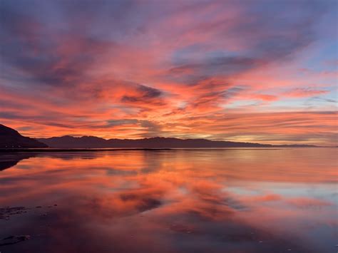 Sunset over the Great Salt Lake in Utah [OC] | Utah lakes, Sunset ...