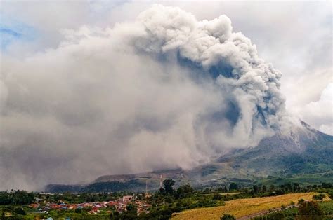 Gunung berapi Sinabung di Indonesia memuntahkan asap dan abu yang ...