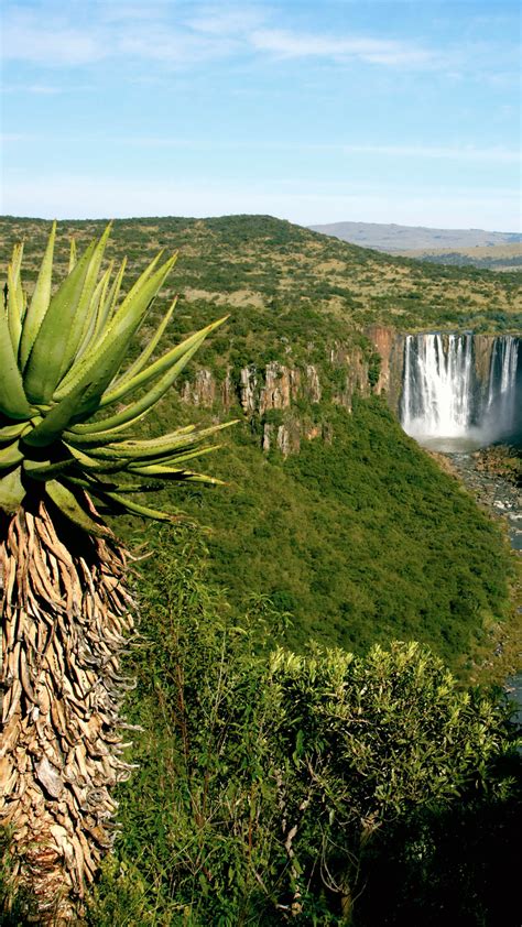 Mooi River Falls, the Drakensberg, Kwazulu-Natal, South Africa ...