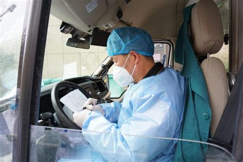 Ambulance driver works 40 days straight - Chinadaily.com.cn