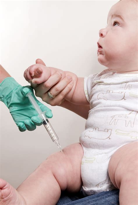 Free picture: baby, receiving, scheduled, vaccine, injection, thigh, muscle