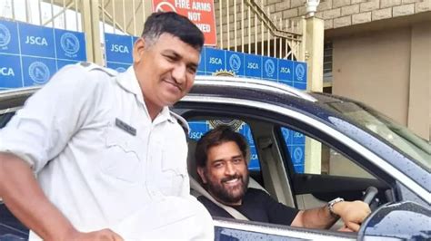 MS Dhoni Stops Car To Click Photo With Traffic Cop Outside Ranchi ...