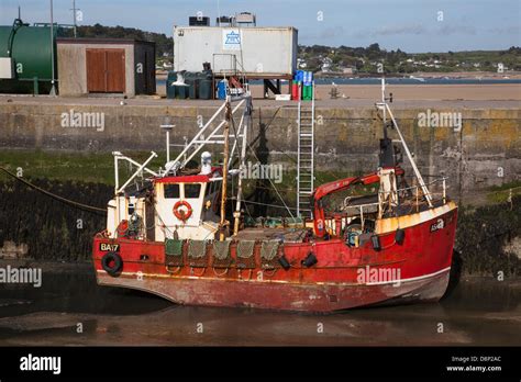 Fishing boat at Padstow Harbour at low tide Stock Photo - Alamy