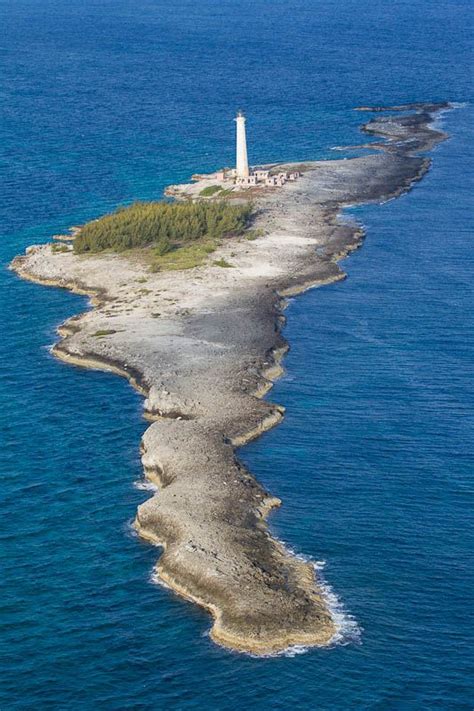 The Great Isaac Lighthouse at the northern end of the Bimini ...