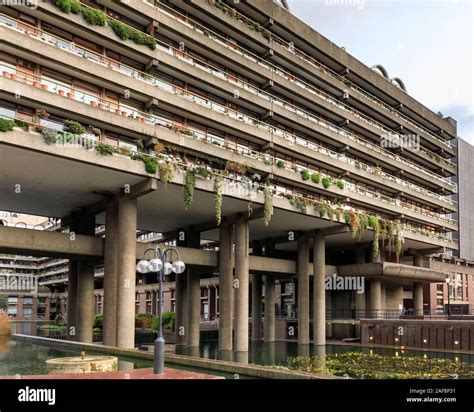 Famous concrete buildings london hi-res stock photography and images ...