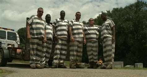 Georgia inmates save prison guard