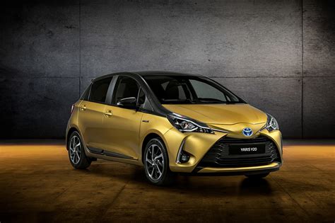 Tapeta na pulpit Toyota 2018 Yaris Y20 Żółty samochód