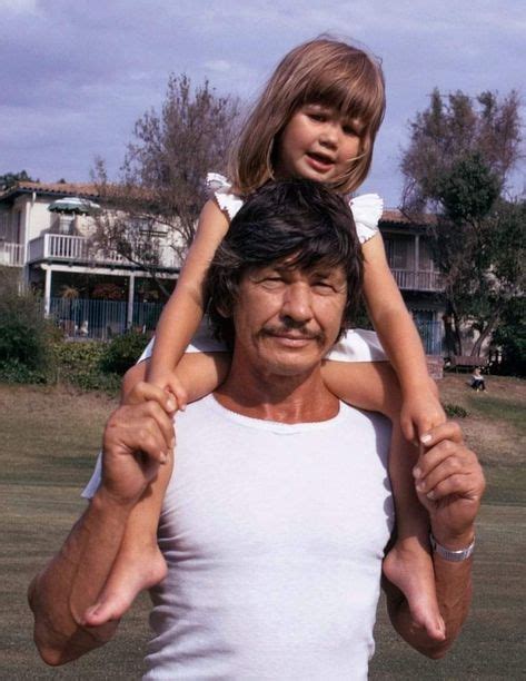 💖 💖 Charles Bronson with his daughter Zuleika, by John Bryson, 1970 in ...