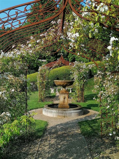 Chilstone-Kew-Fountain-with-white-roses – CHILSTONE