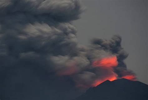 Gunung berapi di timur Indonesia meletus, muntahkan debu dan asap ...