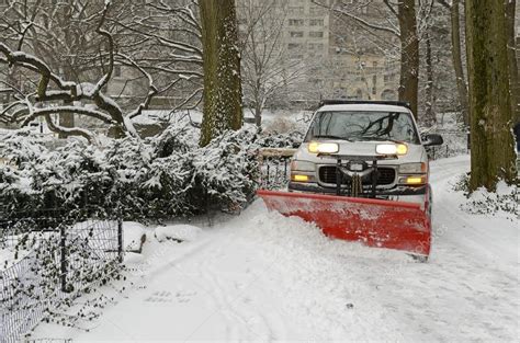 Camión quitanieves nieve fresca en el camino después de la tormenta de ...