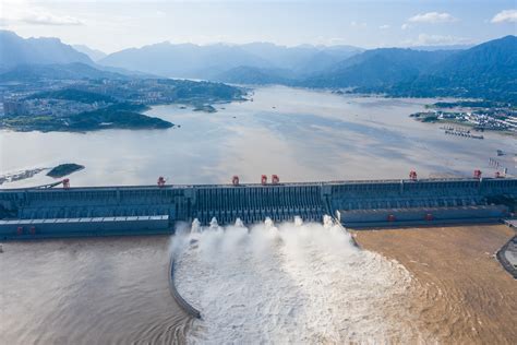 Three Gorges Dam mitigates Yangtze River's No. 3 flood - Xinhua ...