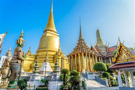 Wat Phra Kaew in Bangkok - Discover the Temple of the Emerald Buddha ...