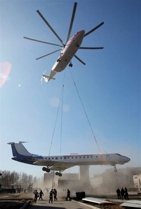 The Mi-26 Helicopter Can Lift An Airliner With Ease - Business Insider