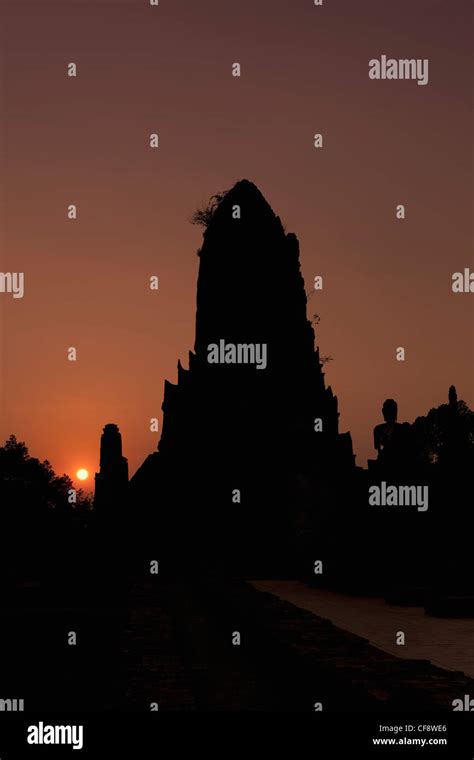 Wat Chaiwatthanaram temple at sunset, Ayutthaya, Thailand Stock Photo ...