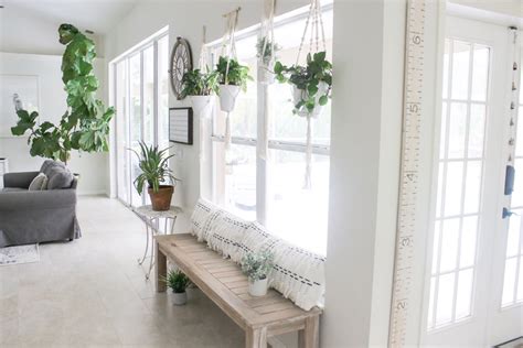 White and gray living room with hanging plants – House Mix