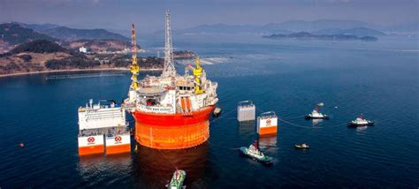 Here's The Largest Oil Rig Ever On Top Of The Largest Transport Ship ...