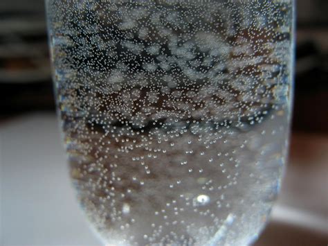 File:Bubbles in glass of water.jpg - Wikimedia Commons