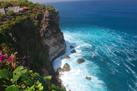 Menikmati Indahnya Pesona Laut Bali dari Pura Luhur Uluwatu | kumparan.com